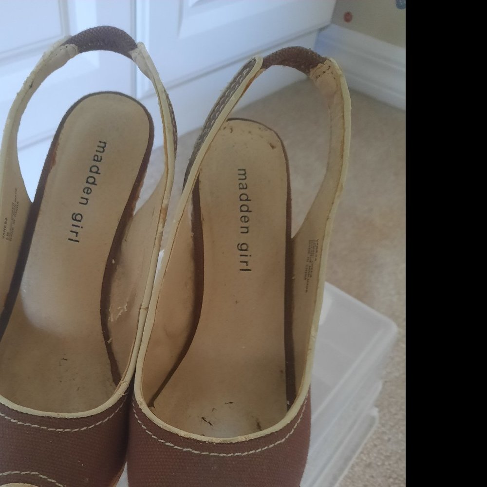 Open toe, Brown w/cream stitch sling back, 4" Straw Wedge heel, Size 6M, used